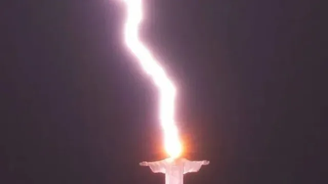 Статую Иисуса Христа в Рио-де-Жанейро поразила молния