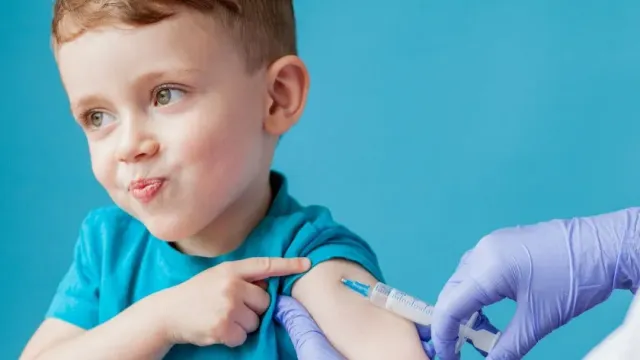 Биолог Обласова: детям не делают прививки из-за прыща на щеке или кашля у кота