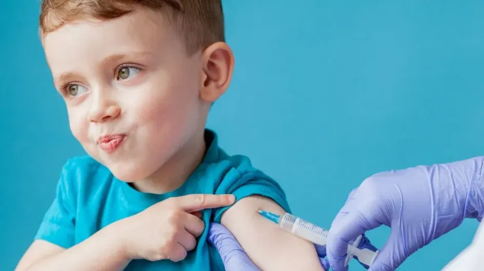 Биолог Обласова: детям не делают прививки из-за прыща на щеке или кашля у кота