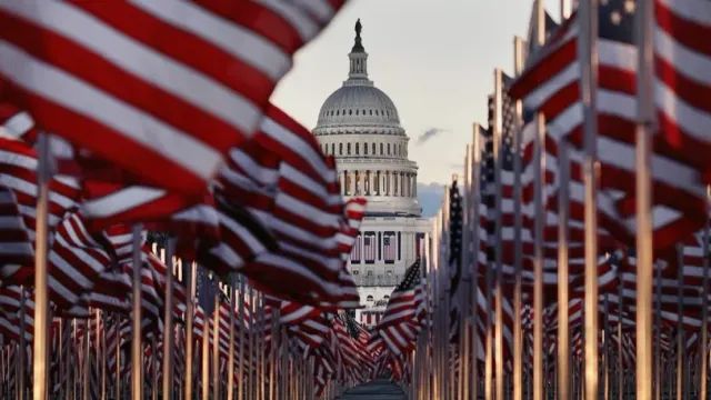 РИА Новости: Кто встанет во главе США через год