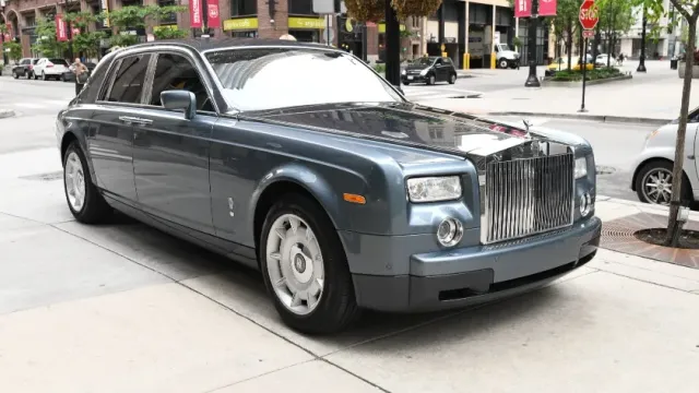 Алла Пугачева разъезжает по России на Rolls-Royce за миллион долларов