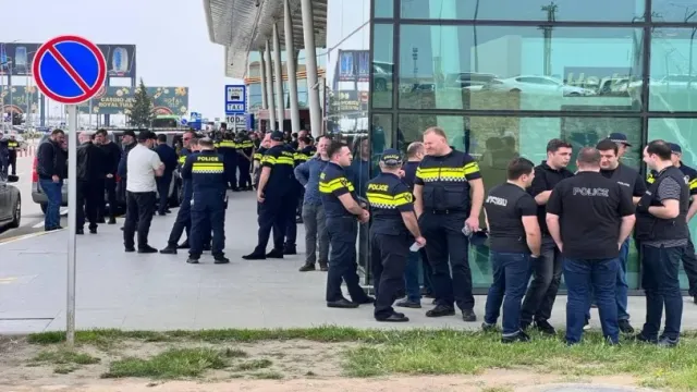 В Аэропорту Тбилиси задерживают протестующих против рейсов из Москвы