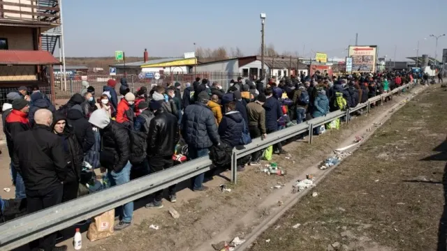 Украинцев, которые хотели уехать, принудительно мобилизуют