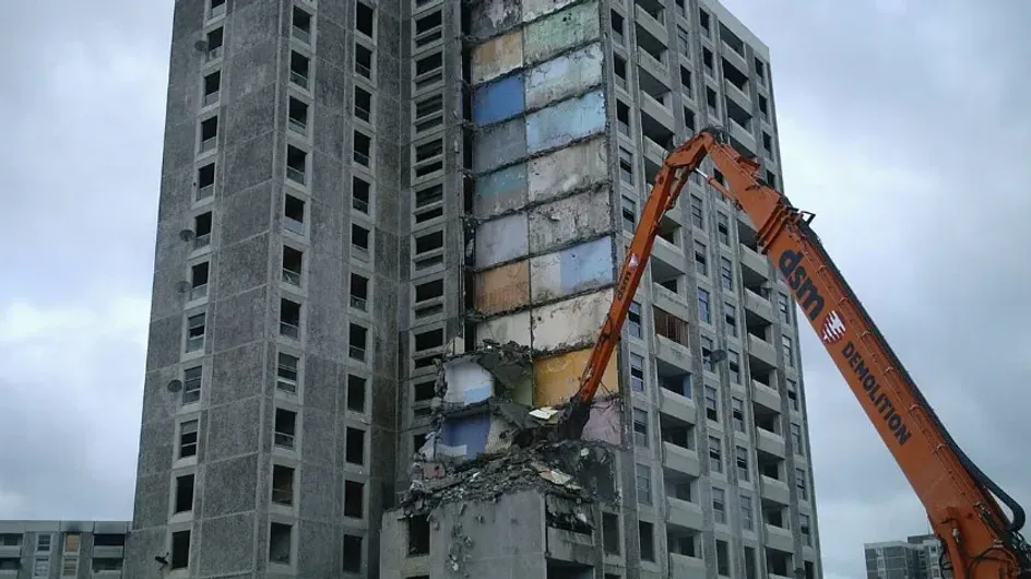 В Махачкале начали сносить многоэтажный дом со спящими жильцами внутри