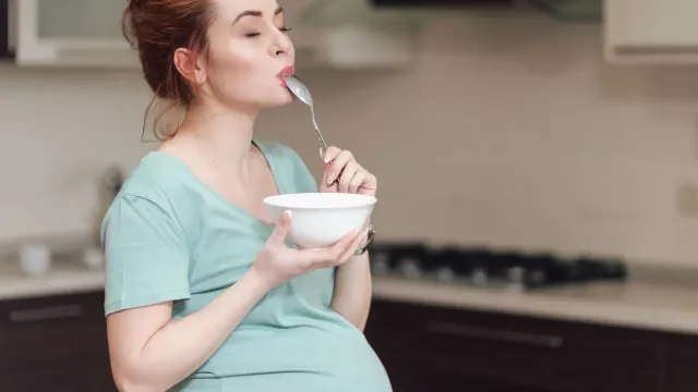 Врач назвала опасные для беременных типы питания