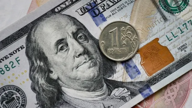 Финансисты объяснили, почему рубль падает