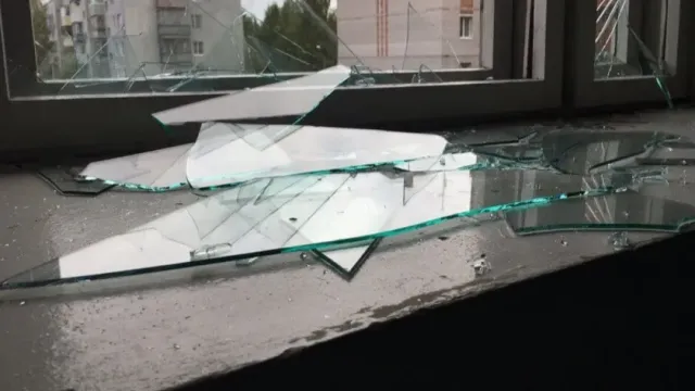В Таганроге из-за взрыва в одной из квартир выбило стекла — никто не пострадал