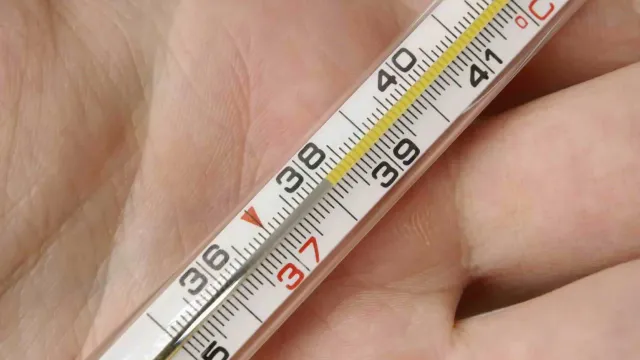 Врач объяснила, почему температура может держаться несколько дней или недель