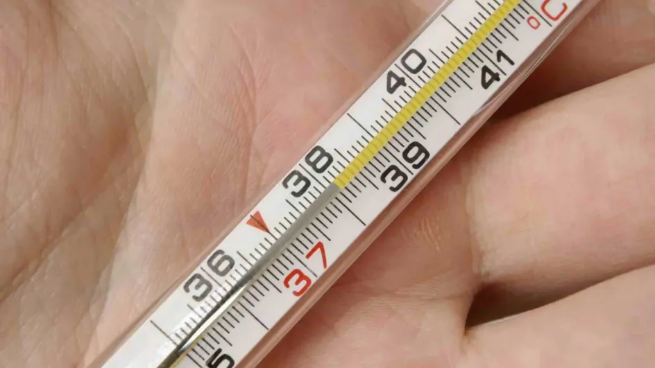 Врач объяснила, почему температура может держаться несколько дней или недель