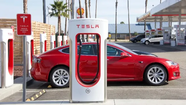 Tesla будет брать комиссию за зарядку авто с владельцев