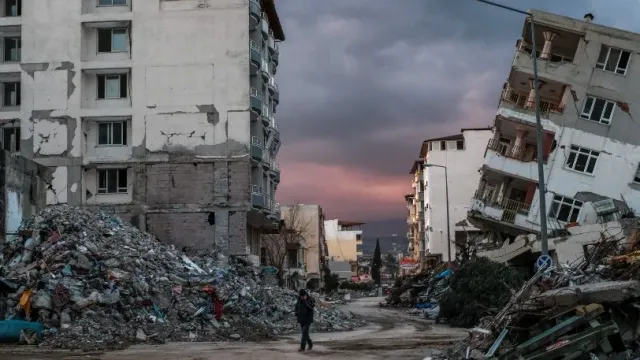 В Турции после землетрясения арестованы более 340 человек