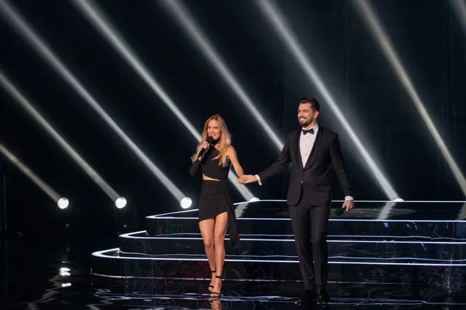 В финале "Шоу Аватар" рассекретили Алису в стране чудес, ей оказалась певица Глюкоза В финале "Шоу Аватар" рассекретили Алису в стране чудес, ей оказалась певица Глюкоза