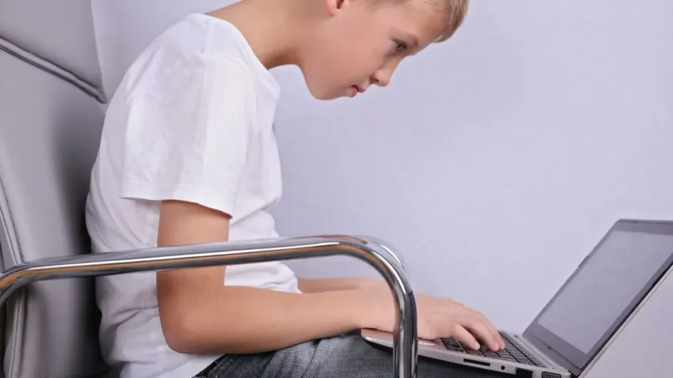 Россиянам назвали пять лучших упражнений от сутулости