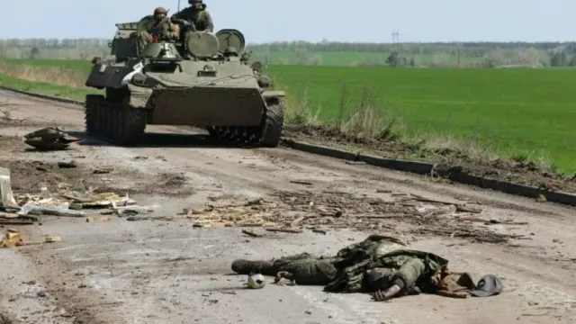 "РВ": боевики ВСУ тащат раненого "побратима" по переправе, усеянной уничтоженной техникой