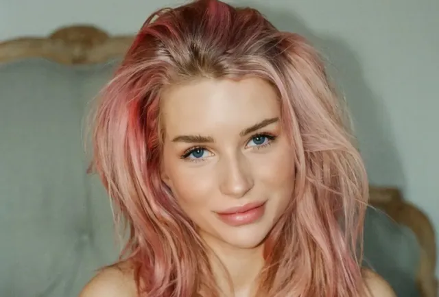 23-летняя модель Лотти Мосс показала фото без одежды для платформы OnlyFans