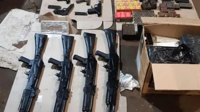 В Подмосковье в одной из квартир обнаружили склад с оружием