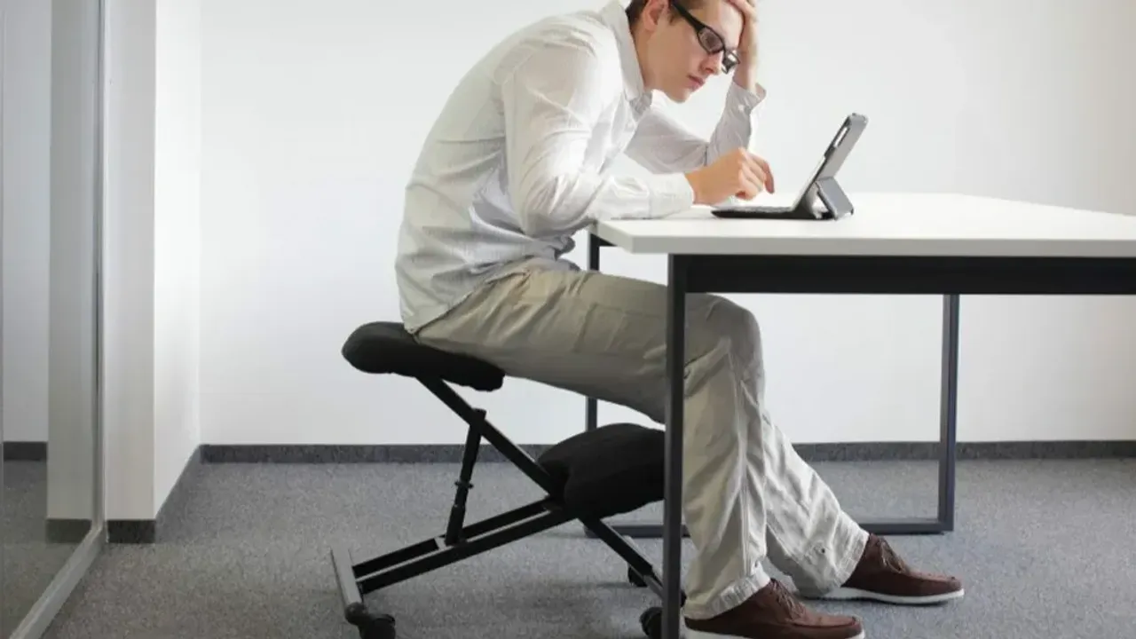 Неправильно он на работе. Компьютер и здоровье. Неправильно он на работе. Правильная поза сидения за компьютером. Неправильно он на работе.