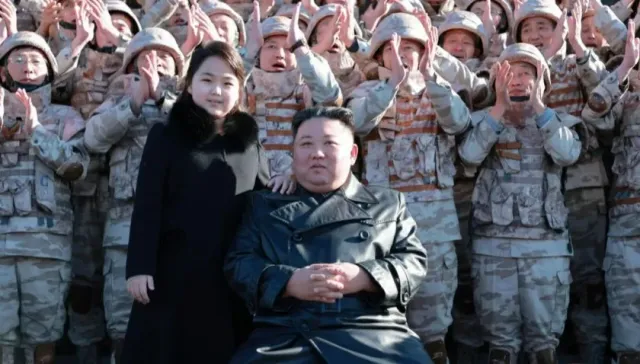 Ким Чен Ын снова вышел в свет с дочкой