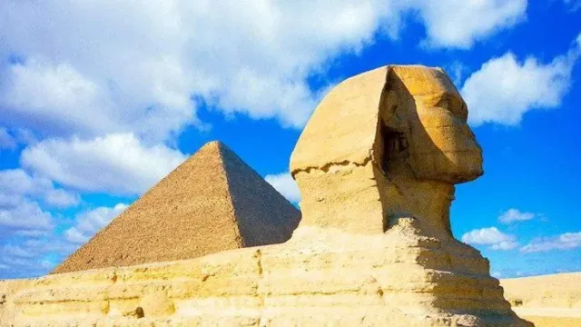 Учеными открыт «зал знаний» под сфинксом в Египте