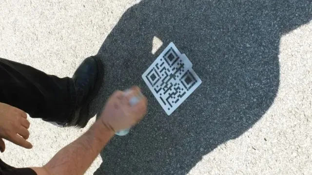 Замглавы ЦБ Зубарев: мошенники распространяют QR-коды в общественных местах