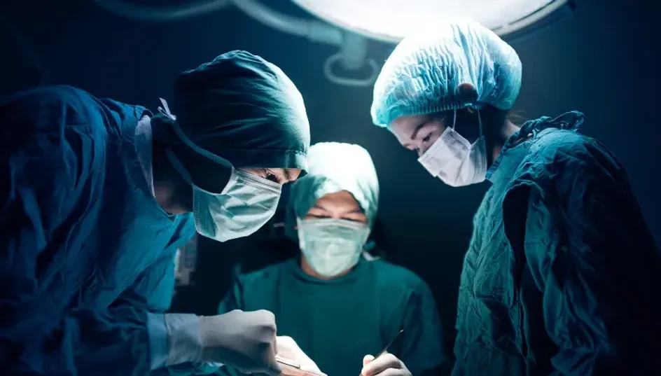 Хирурги извлекли из желудка пациента 63 ложки
