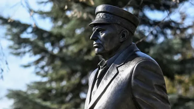 В Москве открыли памятник Жириновскому на Новодевичьем кладбище