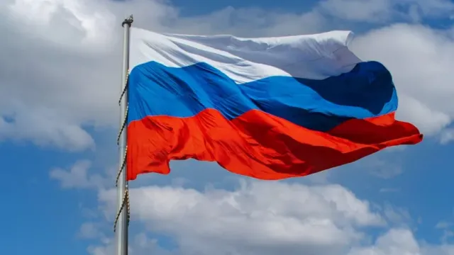 ТАСС: Вандалы обезобразили российские флаги на могилах участников СВО