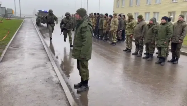 Двоих военных в Белгородской области задержали во время построения за отказ выполнять боевой...