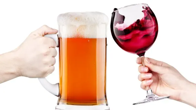 Президент ГКБ Мясников назвал вино и пиво противовоспалительными напитками
