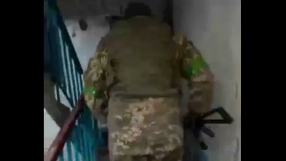 Появилось видео избиения сержантом ВСУ прячущихся от боев украинских солдат