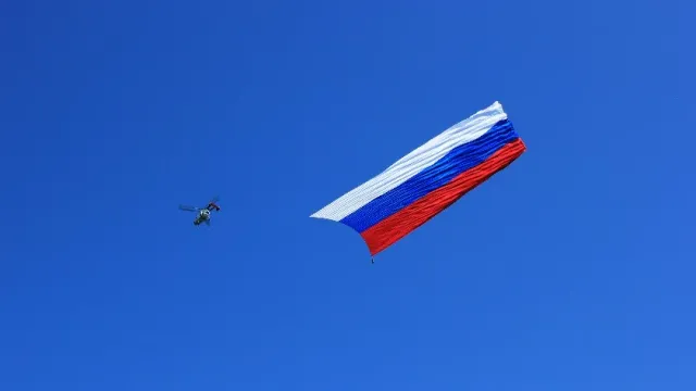 Неизвестный 9 мая поднял флаг России над Рейхстагом в Берлине с помощью дрона