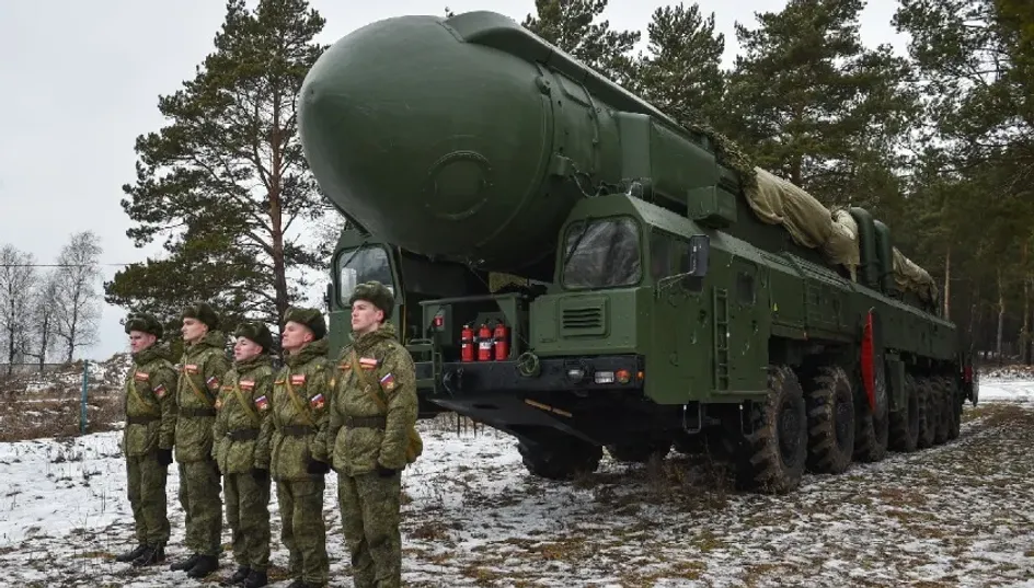 Ракетные войска стратегического назначения России загрузили снаряд в пусковую установку