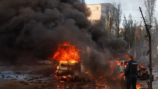 Пожары после ударов дронов-камикадзе "Герань-2": кадры с места прилетов в Киеве
