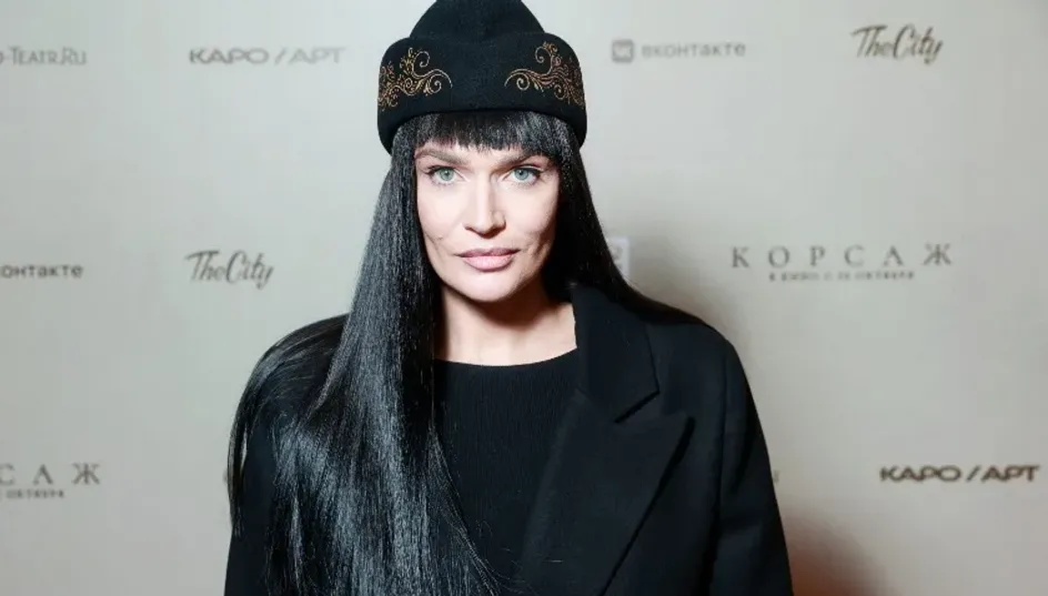 Алена Водонаева показала новый цвет волос на премьере фильма "Корсаж" в Москве