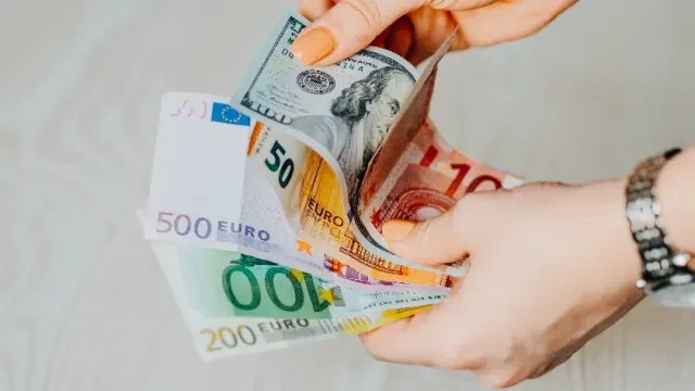 РИА Новости: Копить в долларах и евро теперь небезопасно