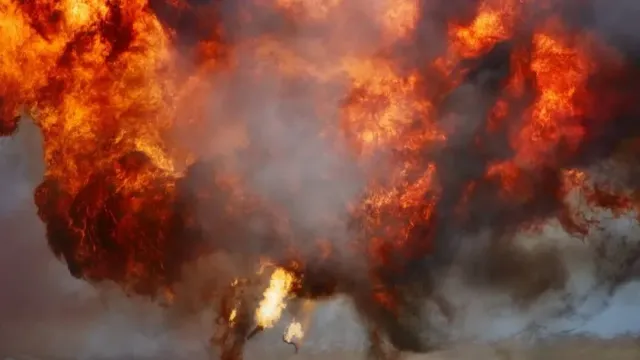 «РВ» показала кадры сожженного боевика ВС Украины у сгоревшей бронемашины КРАЗ «Кобра» на...