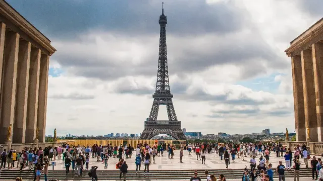 Франция решила ограничить число туристов, приезжающих в страну из-за вреда от них