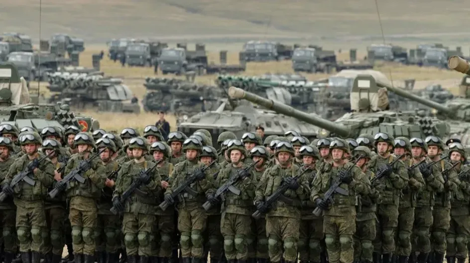 RusVesna проинформировала о стягивании огромной колонны войск ВС РФ на южном направлении