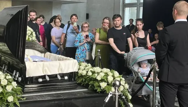 «Фотографировать покойников допустимо»: священник о скандале с селфи на похоронах Юрия Шатунова