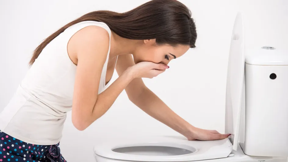 Россиянкам рассказали, о каком серьезном заболевании может говорить тошнота