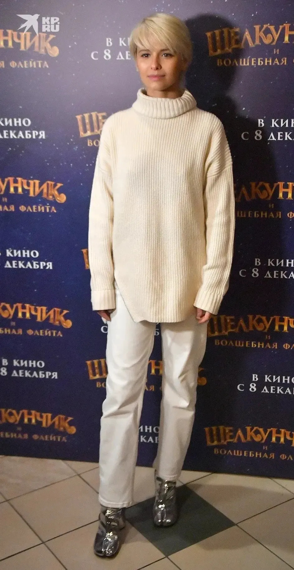 Актриса Любовь Аксенова появилась на премьере мультфильма в новом имидже Актриса Любовь Аксенова появилась на премьере мультфильма в новом имидже