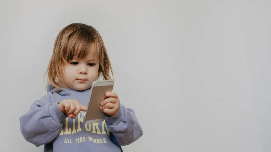 Россиян предупредили об опасности раннего приучения ребенка к смартфону