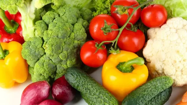 Овощи и фрукты красного, синего и фиолетового цвета помогают улучшить работу мозга