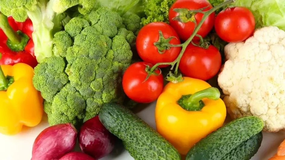 Овощи и фрукты красного, синего и фиолетового цвета помогают улучшить работу мозга
