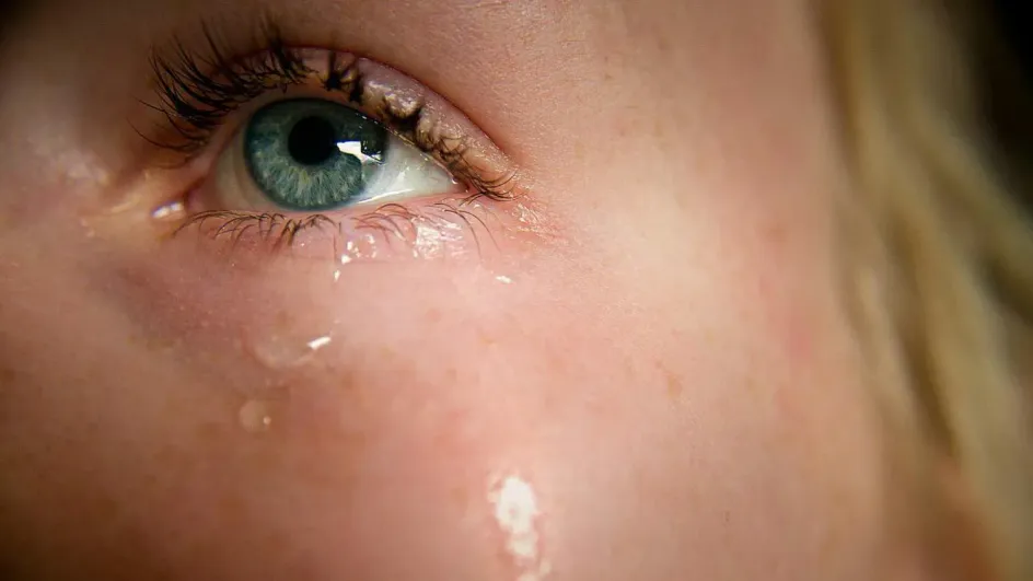 Врач назвал неожиданные причины постоянного слезотечения