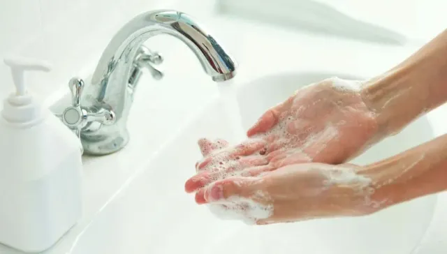 Мыть или не мыть?: Польза мытья рук в борьбе с коронавирусом поставлена под вопрос