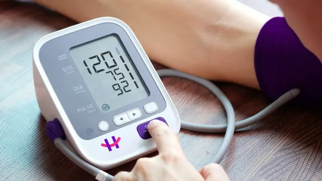 Стало известно, с какого возраста нужно начинать следить за давлением