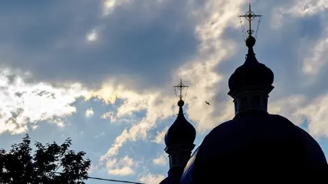 Верующие из Русской церкви в Софии молятся на коленях у закрытых дверей храма