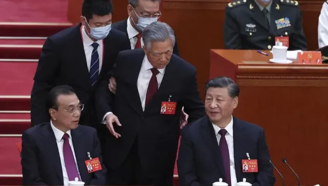 ЧП на съезде Коммунистической партии Китая: экс-лидера страны насильно вывели из зала