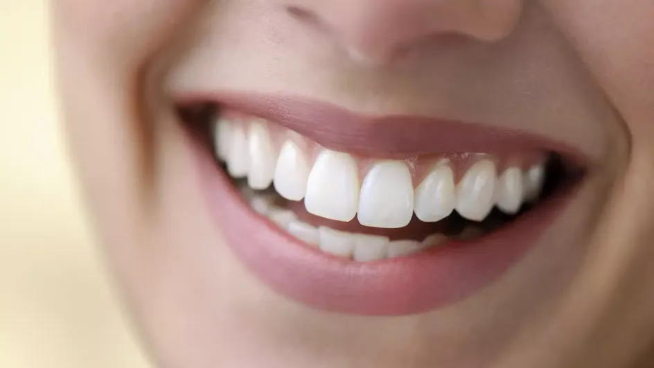 Названа неожиданная причина появления микротрещин в зубах Названа неожиданная причина появления микротрещин в зубах